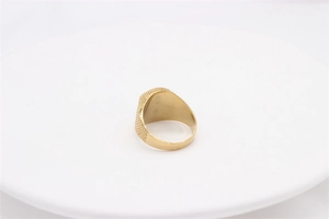 Nahaufnahme des goldenen Siegelrings mit feiner Gitterstruktur und polierter Oberfläche