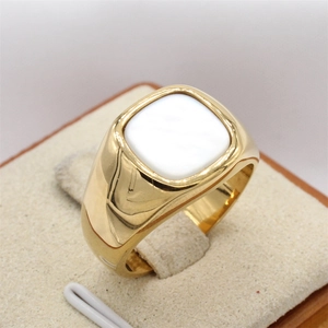 Primer plano de un anillo de sello dorado con detalle de incrustación de nácar cuadrado