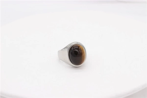Vue macro d'un œil de tigre ovale serti dans une bague en acier inoxydable argent poli