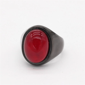 Bague minimaliste avec pierre rouge ovale et monture en métal noir mat pour femmes