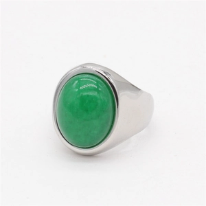 Bague minimaliste en argent avec grand cabochon ovale vert émeraude et anneau large