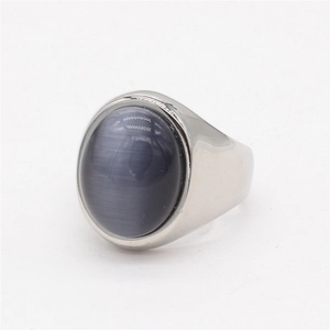 Bague en argent poli ornée d'une grande pierre œil-de-chat ovale gris-bleu au centre