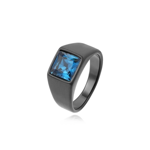 Détail macro d'une bague en acier titane noir mat pour homme avec pierre bleue carrée