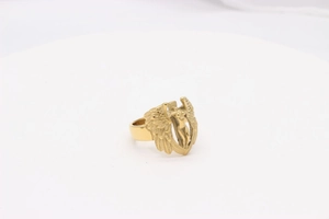 Détail de la bague ailes d'ange dorées vintage avec sculpture en relief et style artistique