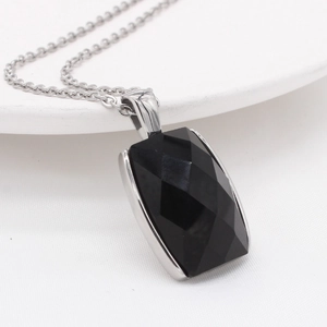Collier avec pendentif rectangulaire en pierre noire facettée et monture argentée
