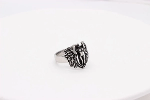 Détails des ailes d'ange vintage et de la gravure de croix sur la bague