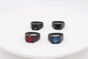 Vue détaillée de bagues noires minimalistes avec des pierres carrées en quatre couleurs