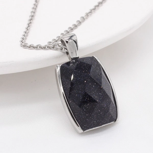 Collier en acier inoxydable poli avec pendentif rectangulaire en pierre de sable bleu