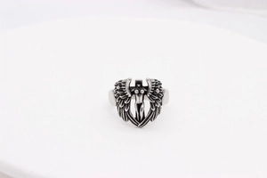 Vue détaillée d'une bague ange en argent rétro avec gravure punk gothique précise