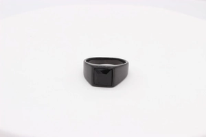 Macro d'une bague minimaliste en acier titane noir avec une pierre noire de taille carrée