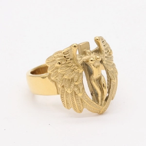 Bague rétro en acier titane doré avec relief détaillé d'ailes d'ange en 3D