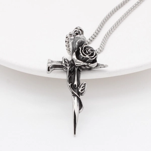 Pendentif croix et rose gothique rétro en argent vieilli sur chaîne en acier inoxydable