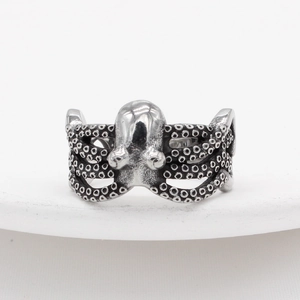 Vintage silver octopus ring for men made of durable titanium steel with textured tentacles