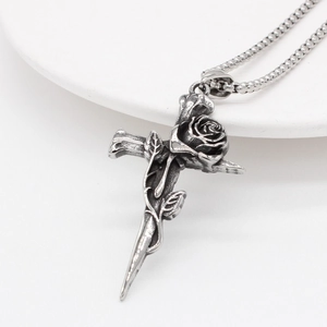 Collier avec pendentif croix et rose gothique en acier argenté vintage sur plat