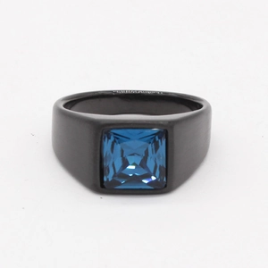 Bague unisexe en titane noir mat ornée d'une pierre précieuse bleue carrée