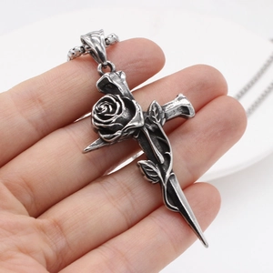 Pendentif croix et rose en acier inoxydable argenté vintage avec détails gothiques