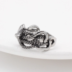Retro stainless steel octopus ring with detailed tentacles and vintage oxidized finish