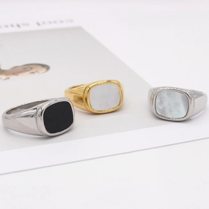 Bague chevalière unisexe carrée en nacre et acier inoxydable doré ou argenté