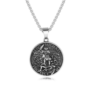 Macro du pendentif Saint Michel en argent avec relief religieux et gravure protectrice