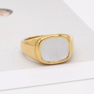 Bague chevalière dorée minimaliste avec incrustation de nacre blanche rectangulaire
