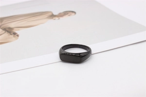 Vue macro d'une bague chevalière noire rectangulaire minimaliste en acier titane