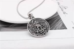 Relief détaillé du pendentif Saint Michel en argent vieilli sur une chaîne en acier