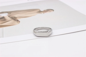 Gros plan d'une bague chevalière en argent poli avec un plateau rectangulaire plat