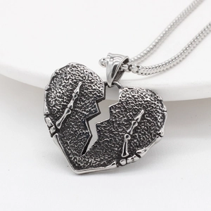 Collana gotica con ciondolo a cuore spezzato e mani di scheletro in argento antico