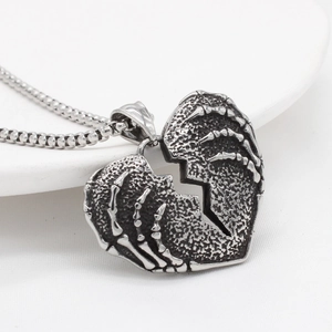 Ciondolo cuore punk retrò con mani di scheletro in acciaio inossidabile argento su catena