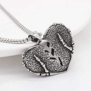 Collana con ciondolo a cuore incrinato vintage gotico in acciaio al titanio e osso