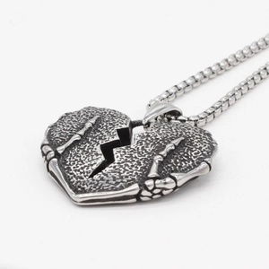 Ciondolo a cuore gotico vintage con dettagli ossei su catena in acciaio inox argento