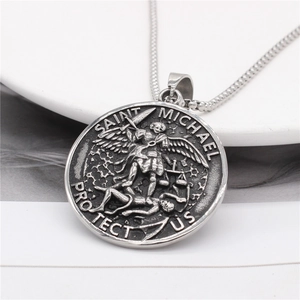 Collier avec pendentif médaillon en relief de l'archange Saint Michel en acier inoxydable argent