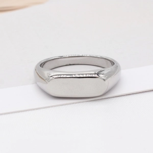 Bague chevalière minimaliste en acier titane avec surface rectangulaire plate en argent