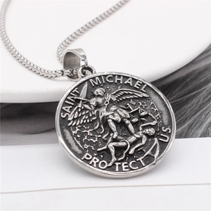 Collier avec pendentif Saint-Michel en acier inoxydable et relief religieux vintage