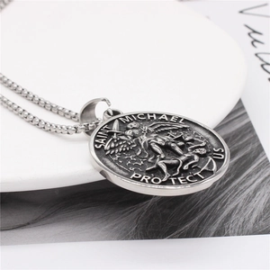 Pendentif religieux Saint Michel en acier titane poli avec chaîne à perles rétro