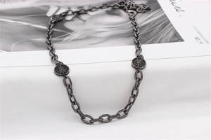 Détail du collier à chaîne en argent rétro avec médaillons en métal couronne abeille