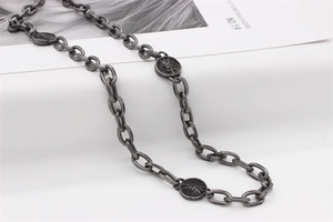 Détail du collier en acier rétro avec breloques de pièces de crâne indien gravées
