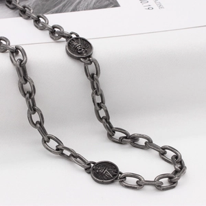 Collier rétro en acier titane oxydé avec pendentif indien de crâne tribal