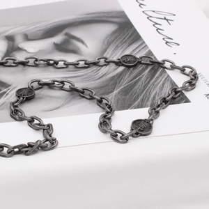 Collier chaîne en acier inoxydable de style rétro punk avec pendentif crâne et plumes