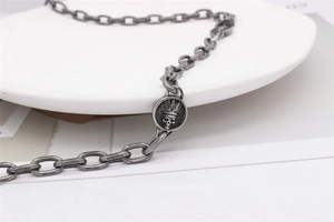 Détail macro du pendentif crâne amérindien rétro avec finition rustique et chaîne