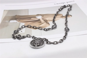 Gros plan sur un pendentif de crâne vintage avec coiffe indienne sur une grosse chaîne