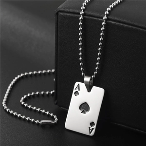 Detailansicht des Pik-As-Pokeranhängers mit einer Edelstahl-Kugelkette für Herren