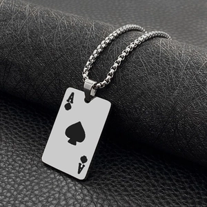Nahaufnahme des Pik-Ass-Pokeranhängers mit Box-Kette auf schwarzer Lederstruktur