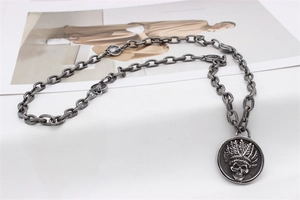 Vue macro du pendentif crâne indien rétro avec relief détaillé et finition métal oxydé