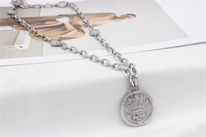 Détail de collier vintage argenté avec pendentif crâne indien de style punk rock
