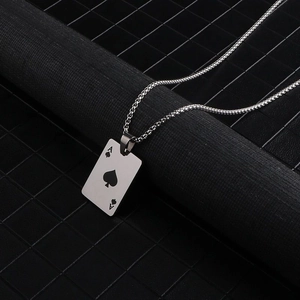 Detail von Pik-As-Anhänger und Boxkette für Männer aus robustem Edelstahl-Material