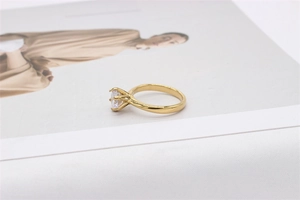 Nahaufnahme eines klassischen sechs-Zinken-Goldrings mit klarem, rundem Zirkonia