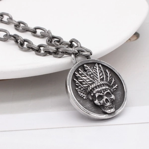 Collier rétro avec médaillon crâne indien et finition vieillie sur chaîne épaisse