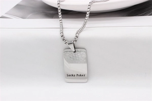 Nahaufnahme der silbernen Dog-Tag-Halskette mit Lucky Poker Gravur und Box-Kette