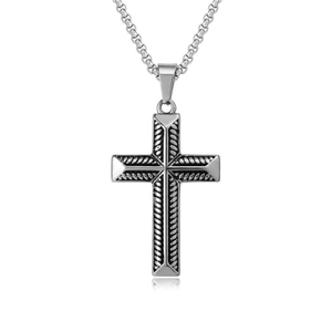 Vue détaillée du pendentif croix tressé sur un collier vintage en acier argenté